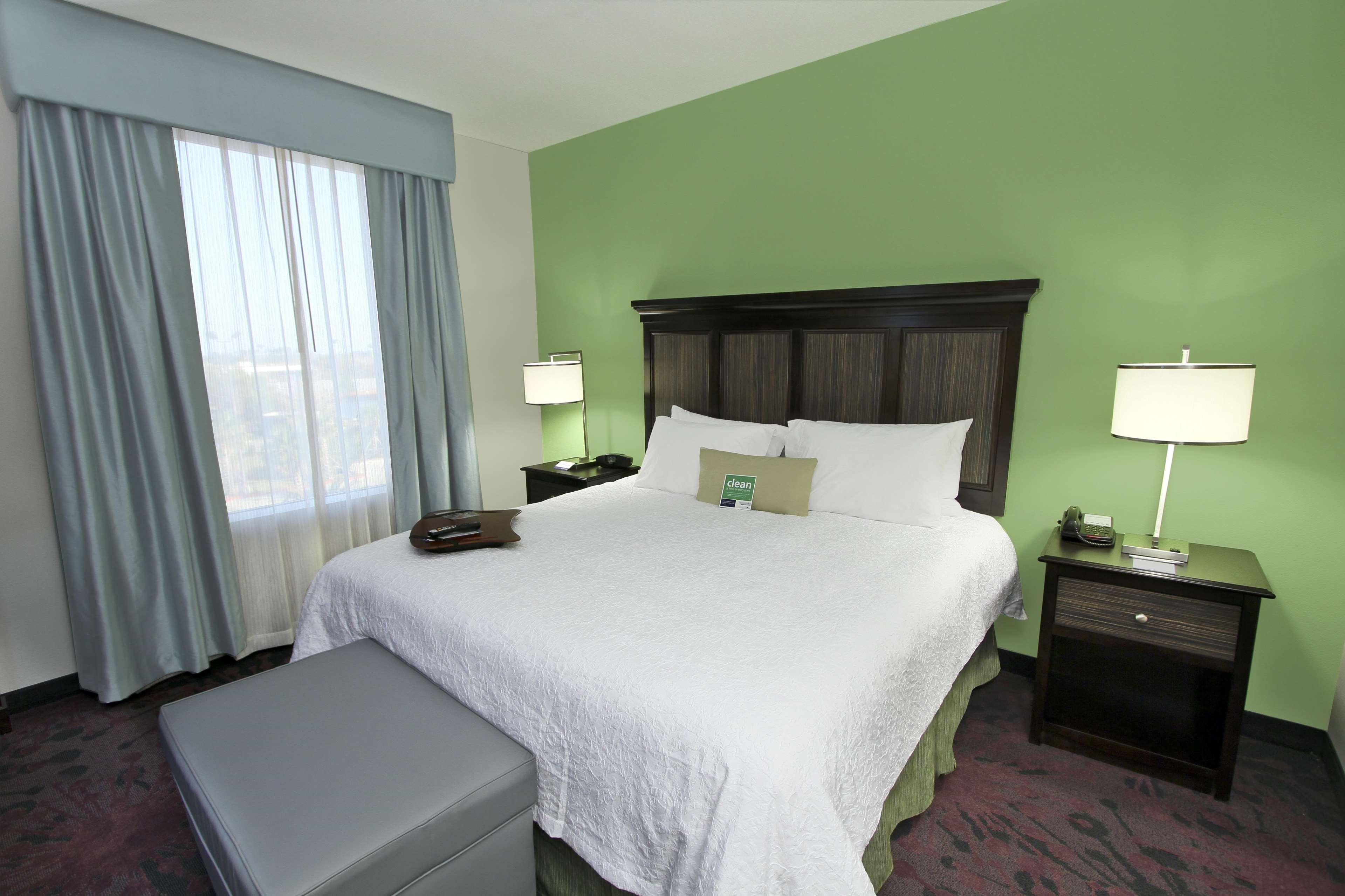 Hampton Inn & Suites Winnie Habitación foto