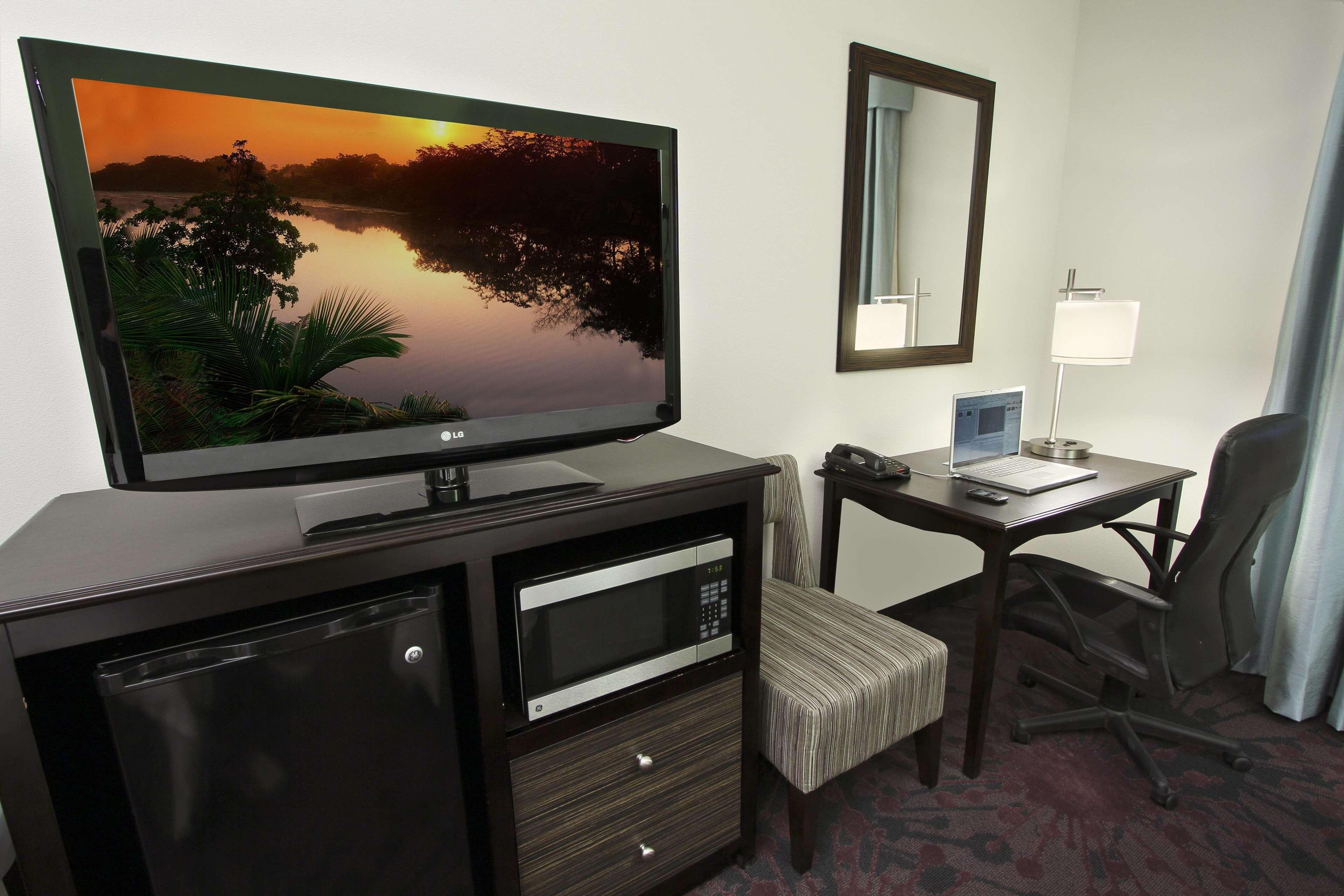 Hampton Inn & Suites Winnie Habitación foto