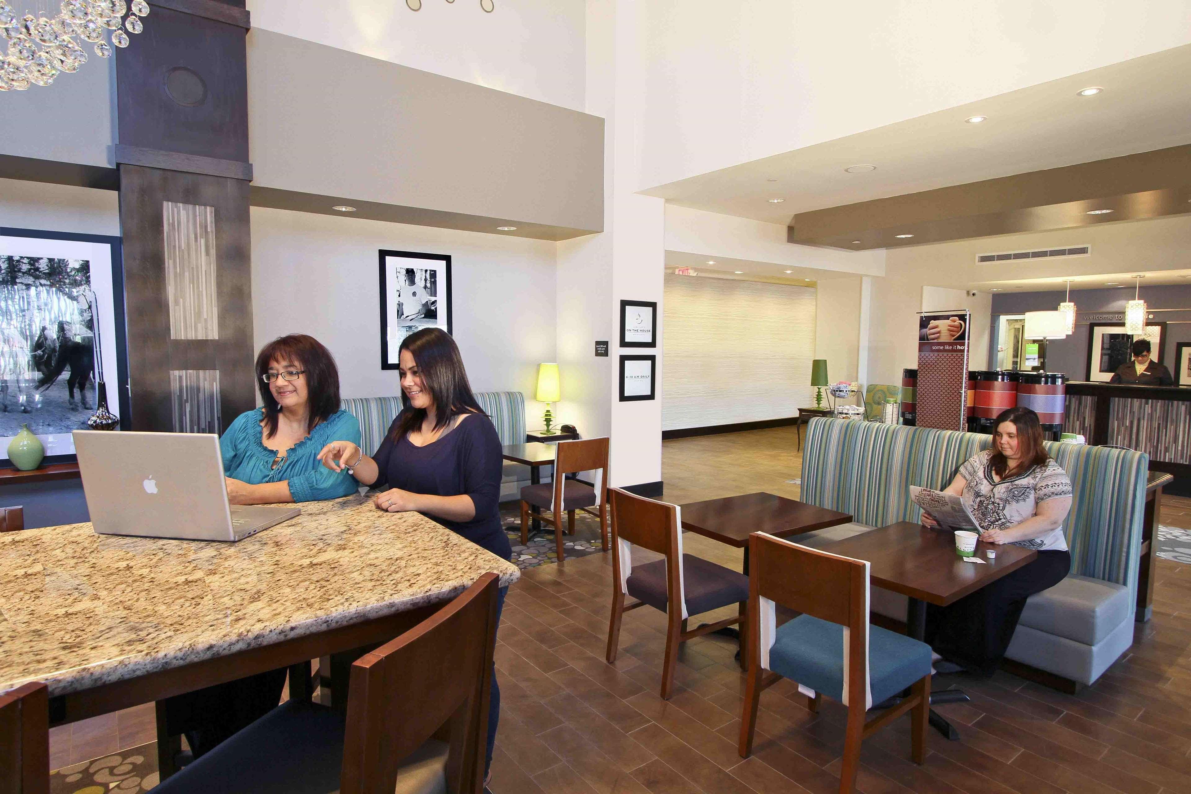 Hampton Inn & Suites Winnie Restaurante foto